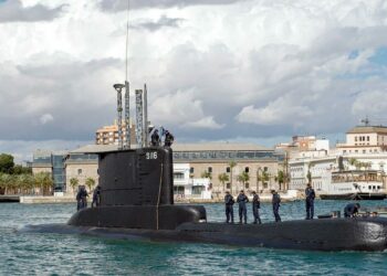 Yunanistan'ı karıştıran 'Poseidon' denizaltısı parlamentoya taşındı