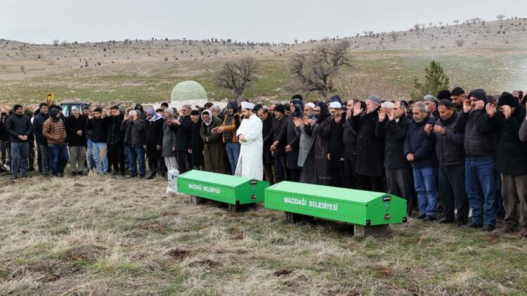 Yüzeyi buz tutan gölette cansız bedenleri bulunan 2 çocuk toprağa verildi