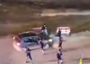 Zeytinburnu'nda dur ihtarına uymadı, polis aracın lastiklerine ateş etti