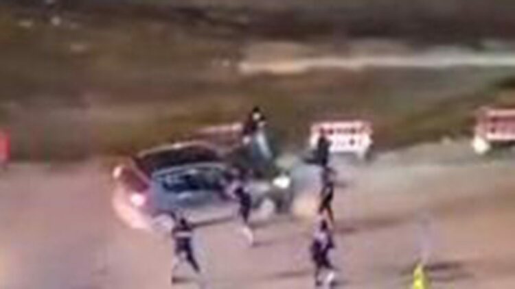 Zeytinburnu'nda dur ihtarına uymadı, polis aracın lastiklerine ateş etti