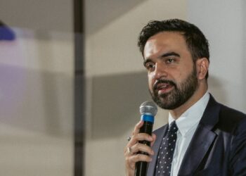 Zohran Mamdani Kur'an-ı Kerim'e el basarak göreve başladı