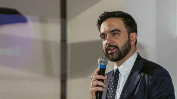 Zohran Mamdani Kur'an-ı Kerim'e el basarak göreve başladı