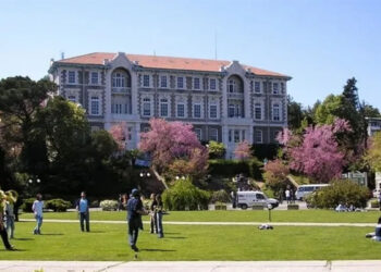 Rektörlük kapısı mı, güneşli bahçe mi?