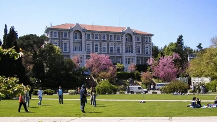 Rektörlük kapısı mı, güneşli bahçe mi?