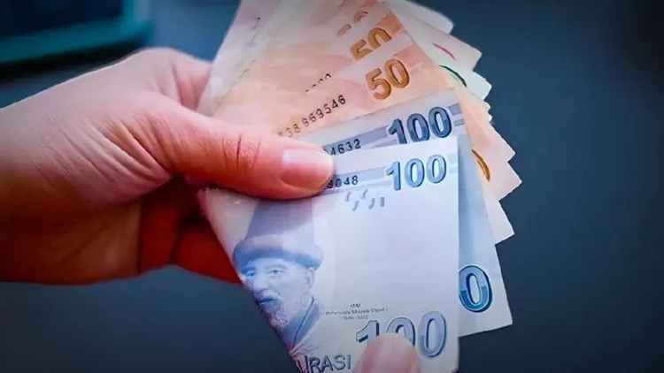 En düşük emekli aylığının 20 bin liraya çıkarılmasını öngören madde kabul edildi