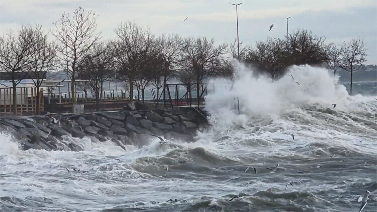 İstanbul'da lodos etkili oldu; dalgalar mendirekleri aştı