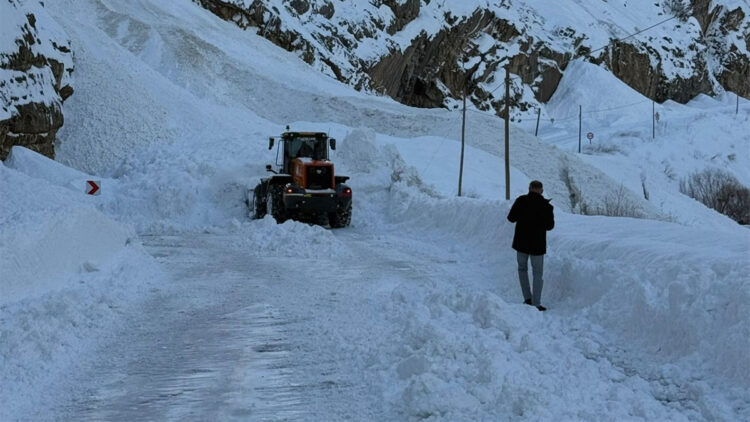 Hakkari'de çığ faciası; Bölgeye ekipler sevk edildi