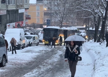 İstanbul'da kar yağışı ile birlikte işe gidenler zor anlar yaşadı