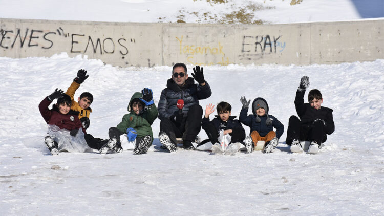 Okulların tatil edildiği Sivas'ta çocukların kızak keyfi