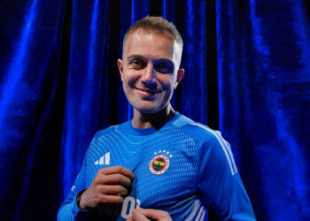 Fenerbahçe Mert Günok'u renklerine bağladı
