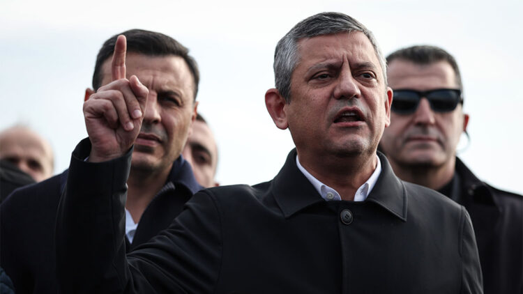 Jandarma 70 yaşındaki insan su sıktı, arbedede 1 kişinin kaburgası kırıldı