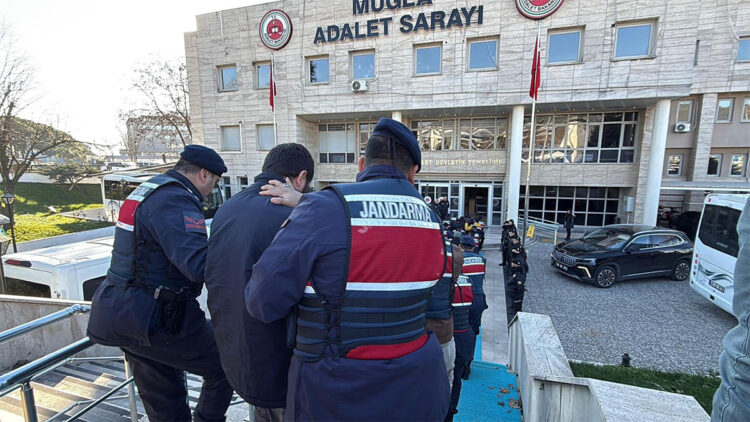 Muğla merkezli DEAŞ operasyonunda gözaltına alınan 18 şüpheli adliyede