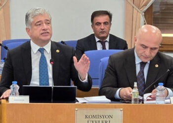 Bir iktidar açlık sınırının altında maaş öneremez