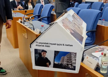 TBMM Plan ve Bütçe Komisyonu’na Veli Ağbaba tabut ve boş tencere ile katıldı