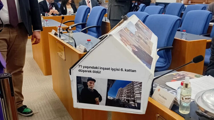 TBMM Plan ve Bütçe Komisyonu’na Veli Ağbaba tabut ve boş tencere ile katıldı