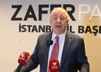 Bir güruh Türk bayrağını gönderden indirme cüretinde bulunuyor