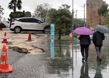 Antalya'da şiddetli yağışta yol çöktü