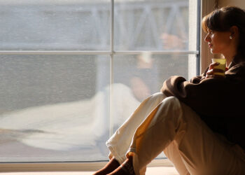 Yorgunlar rıhtımında bir gemiyiz