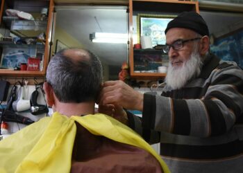 104 yıllık berber dükkanında yarım asırdır mesleğini sürdürüyor