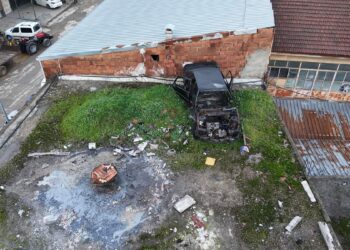 20 yıldır çatıda duran otomobili, akan çatıyı tamir etmek isteyince gördü