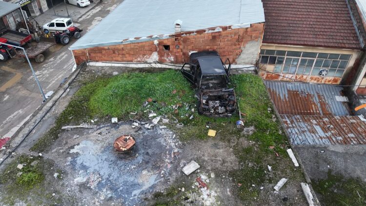 20 yıldır çatıda duran otomobili, akan çatıyı tamir etmek isteyince gördü