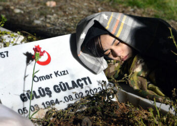Dizinde yattığı babaannesinin mezar taşına başını yaslayıp, geçmişi yad etti