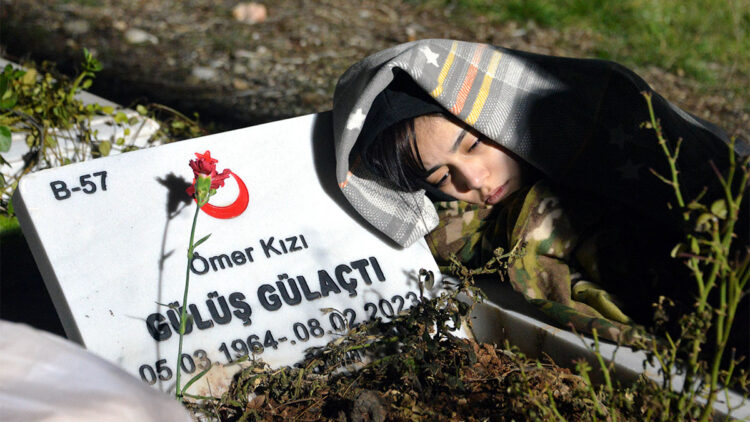 Dizinde yattığı babaannesinin mezar taşına başını yaslayıp, geçmişi yad etti