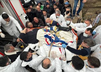 30 kişi tarafından evinden çıkarılan fil hastası, Ankara'ya götürüldü