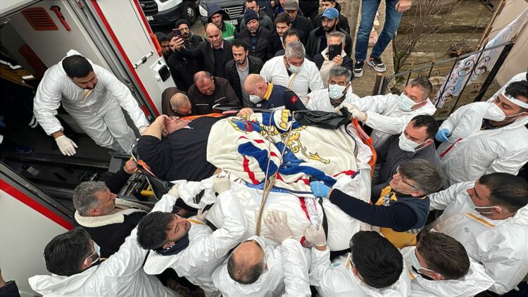 30 kişi tarafından evinden çıkarılan fil hastası, Ankara'ya götürüldü