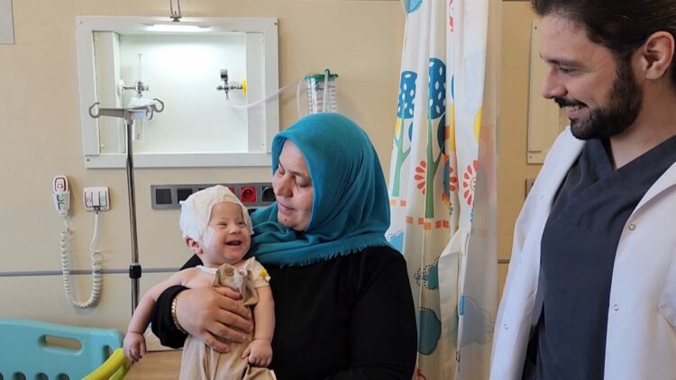 5 aylık Ömer’in erken kaynayan kafatası 3 saatlik ameliyatla düzeltildi