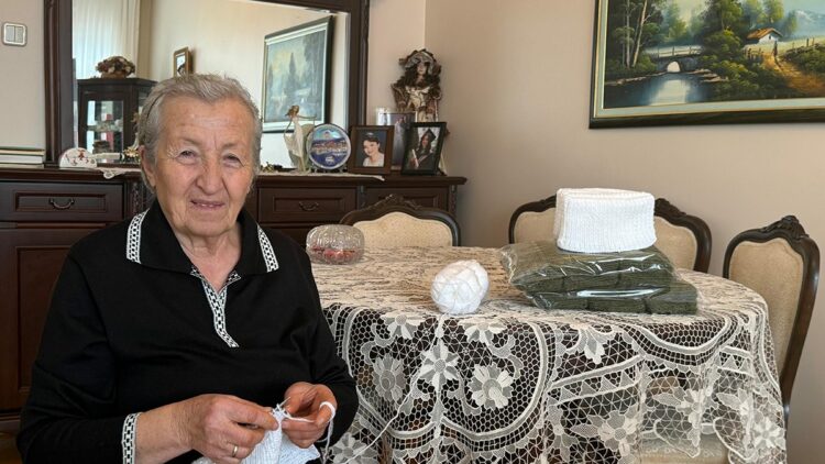 5 yıldır ördüğü boyunluklarla Mehmetçik’i ısıtıyor