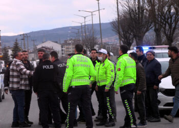 7 kişinin yaralandığı zincirleme kaza sonrası kavga çıktı; 2 gözaltı