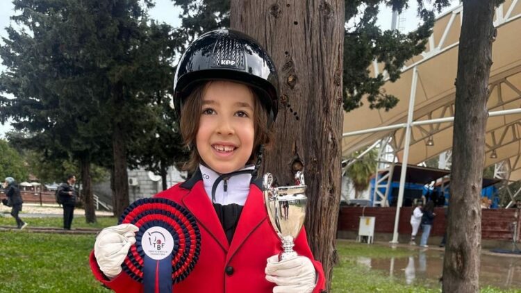 7 yaşındaki Yasmin, binicilik yarışmalarını ilk sırada tamamladı