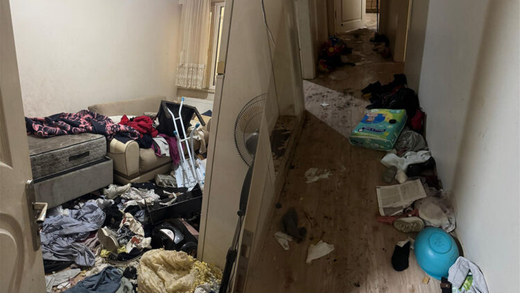 8 aydır kirasını ödemedikleri daireyi 'çöp eve' çevirdiler