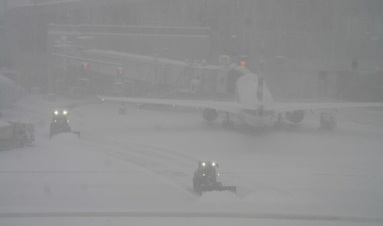 ABD'de yoğun kar yağışı nedeniyle 5 binden fazla uçuş iptal edildi