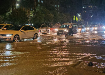 Adana'da sağanak nedeniyle yollar göle döndü