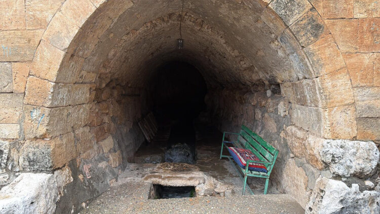 Zey Köy Cami'nin altındaki su yeniden akmaya başladı