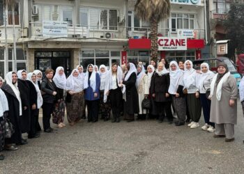 AK Parti'li kadınlar geleneksel kıyafetler giyip, Zeynep Akgün'e destek verdi