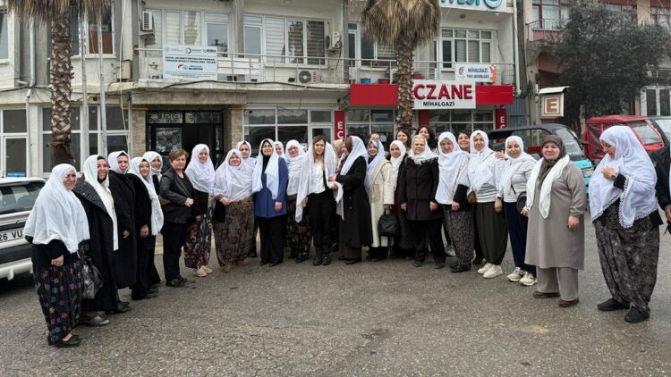 AK Parti'li kadınlar geleneksel kıyafetler giyip, Zeynep Akgün'e destek verdi