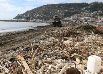 Alanya'daki sağanağın ardından sahil atıkla doldu