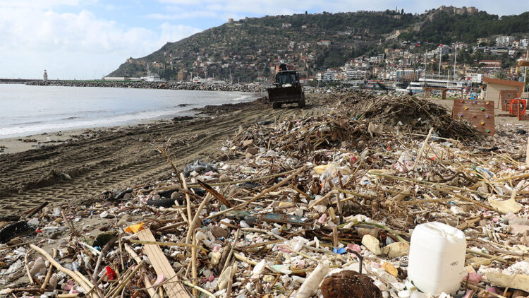 Alanya'daki sağanağın ardından sahil atıkla doldu