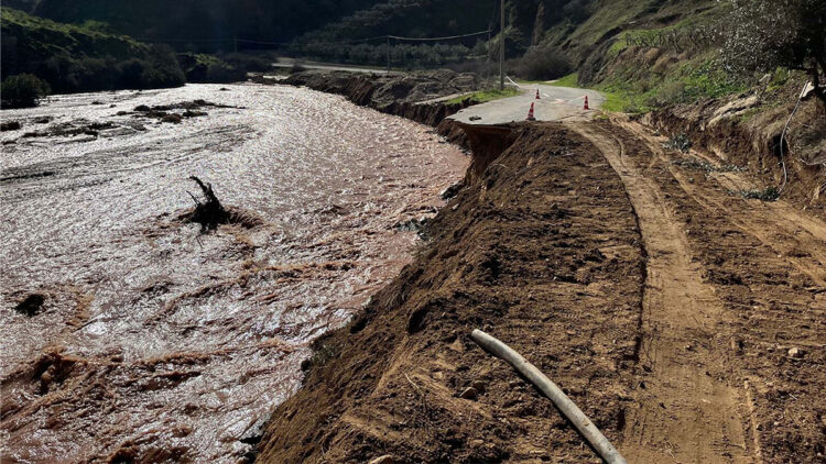 Göbekli Deresi taştı, kara yolu çöktü