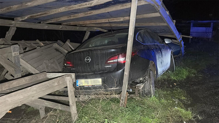 Çorlu'da otomobil yol kenarındaki meyve tezgahına girdi