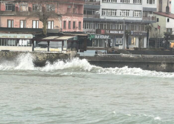 Amasra'da dalga boyu 2 metreye ulaştı