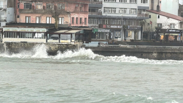 Amasra'da dalga boyu 2 metreye ulaştı