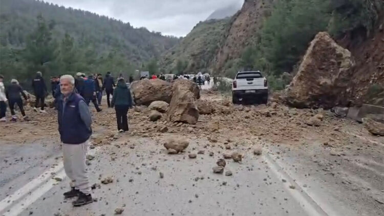 Isparta karayolunda heyelan