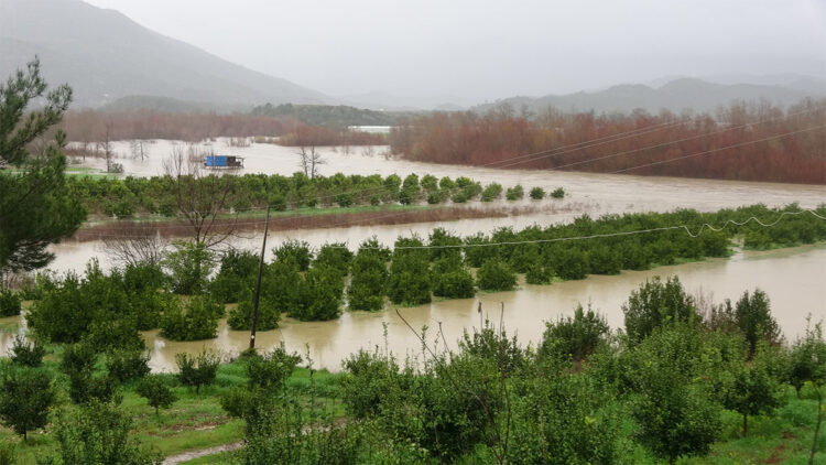 Antalya'yı sağanak vurdu; 7 ilçede okullar tatil edildi