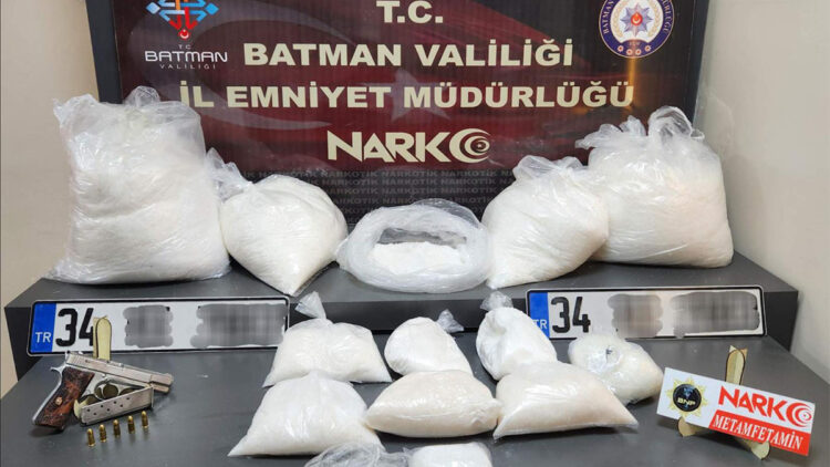 Polis ekiplerinin durdurduğu araçta 50 kilo 100 gram metamfetamin ele geçirildi