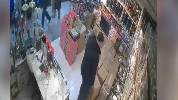 tütüncü dükkanının asma tavanı iş yeri sahibinin üzerine çöktü