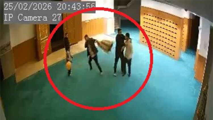 Ayakkabısını bulamayınca cami görevlilerine saldırdı